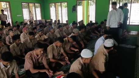 Shalat Berjamaah  - SMKS Satria Nusantara Betung